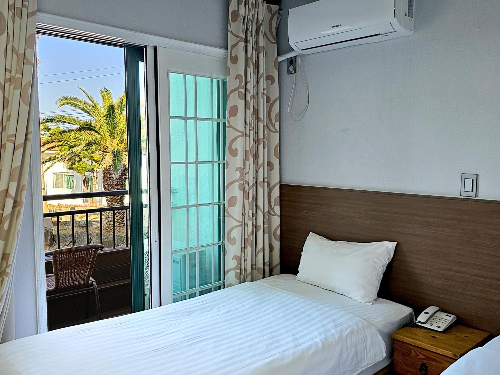Sea Cliff Hotel Jeju Exterior photo